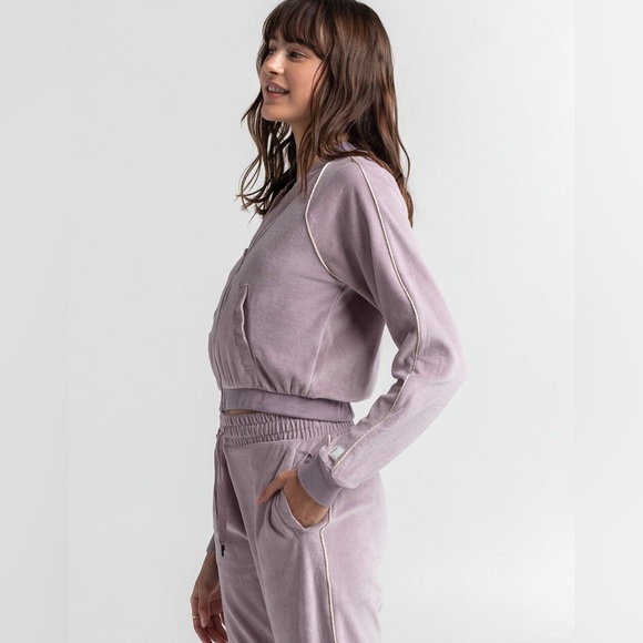 Tilly’s NWT 🌟 Jogger Set 🌟 Size Small - Velour Piped Taupe color RSQ - Picture 2 of 4